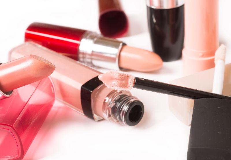 桌子上的各种化妆品