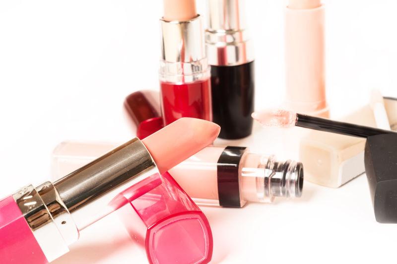 不同色调的化妆品