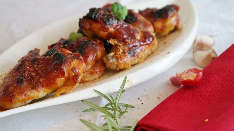 桌子上盘子里的脆皮鸡翅