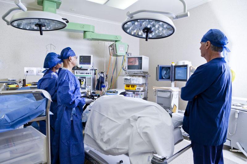 外科医生和护士的手术室