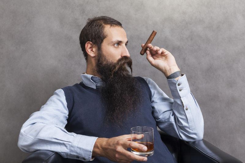 抽雪茄喝威士忌的长胡子男人