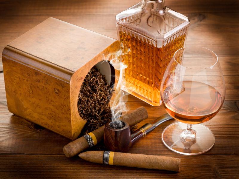 木桌上的雪茄烟草和威士忌