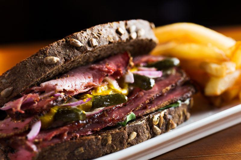 盘子里美味的火腿三明治