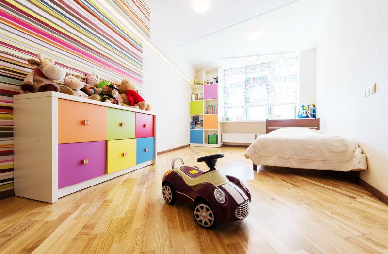 可爱的宝宝卧室里摆放着各种家居和玩具