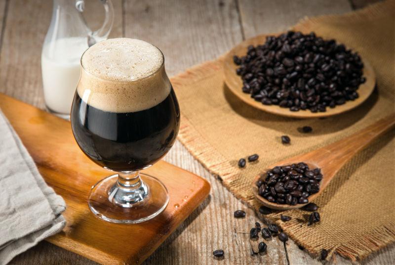 玻璃杯里的浓咖啡和新鲜咖啡豆