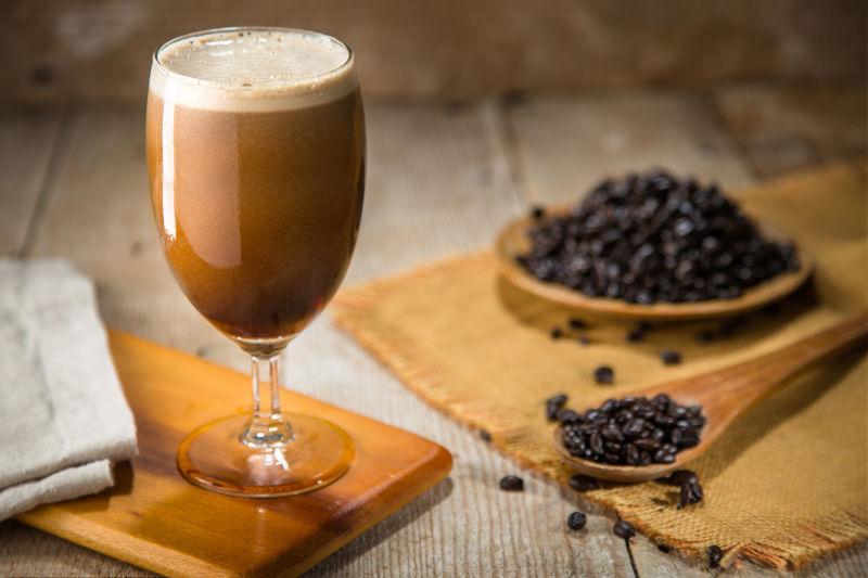 桌子上的美味的新鲜咖啡和咖啡豆