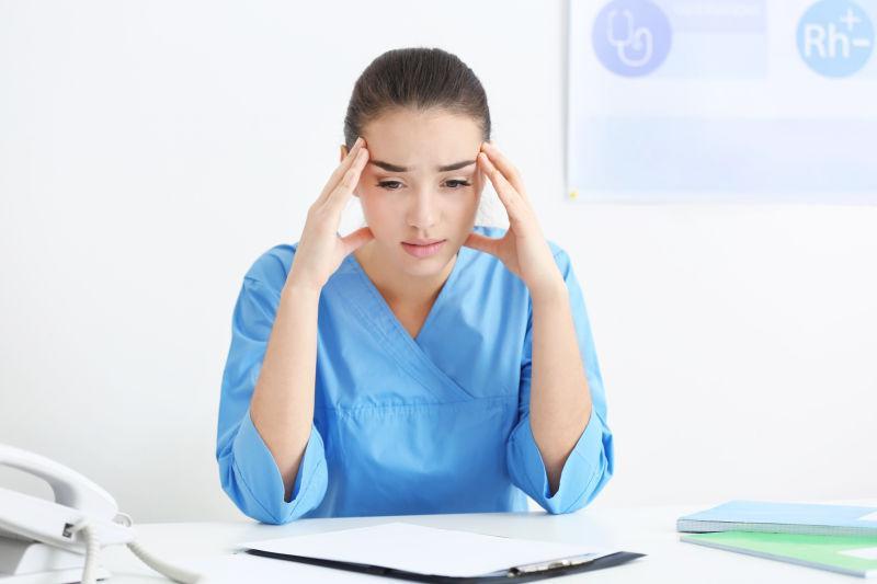 办公桌前一脸郁闷的医务人员