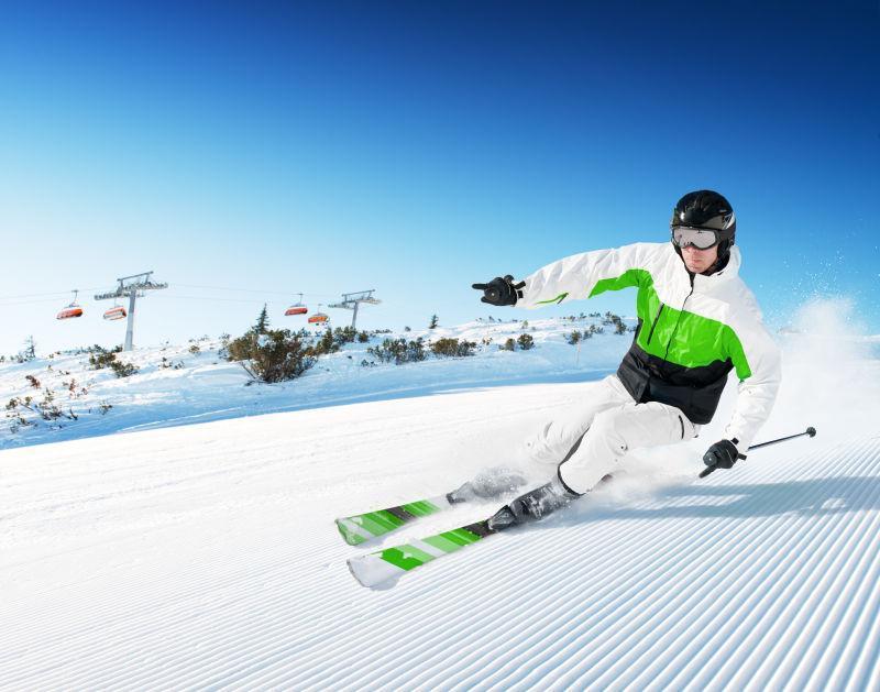 高山滑雪运动员在滑雪