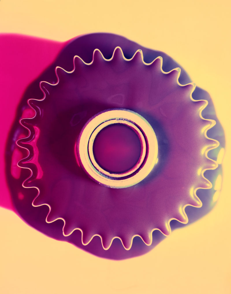 黄色背景下的齿轮