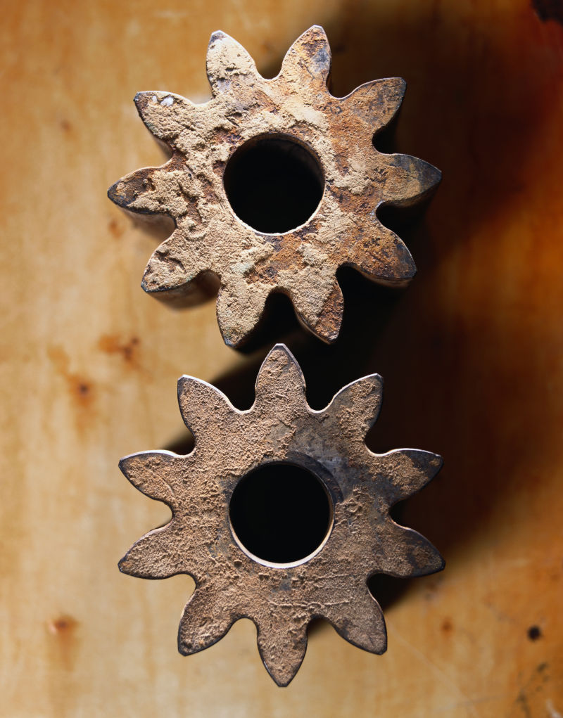 两个生锈的齿轮