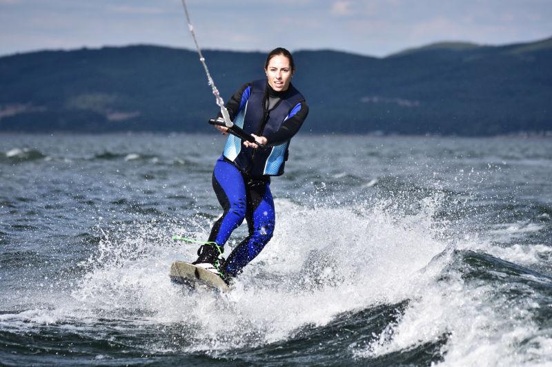 海面上踩着冲浪滑板的女人