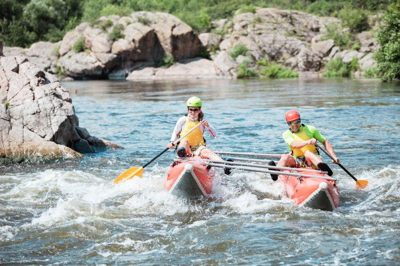 河面充气船上的一对夫妻
