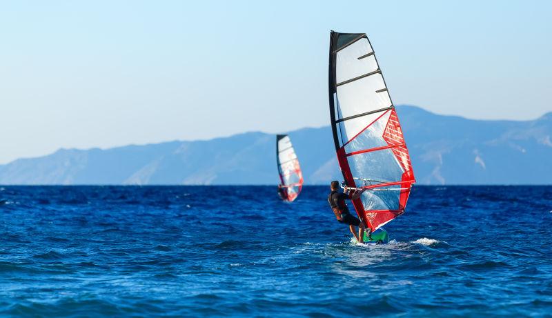 海面上的极限帆船爱好者