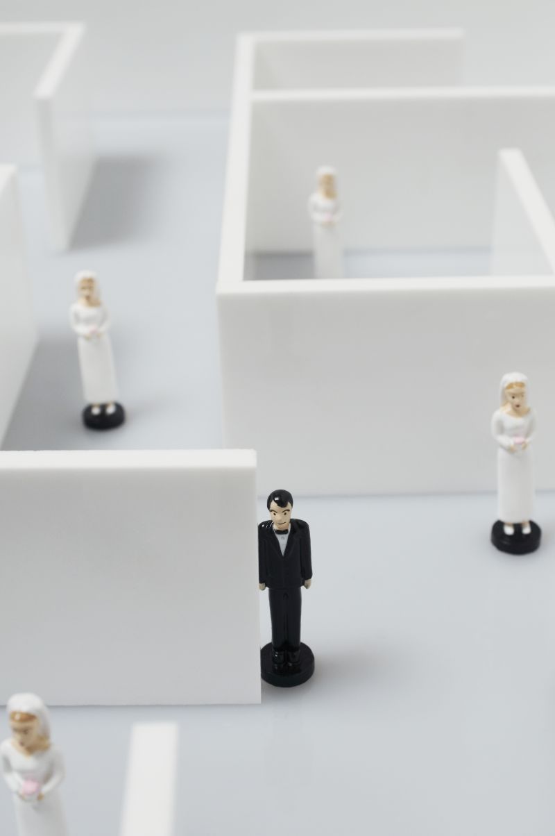 白色隔板中的人偶模型