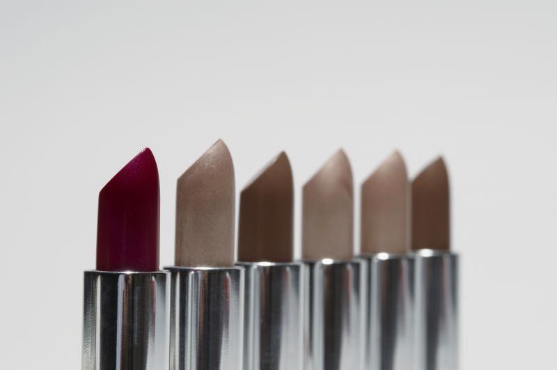 白色背景上美丽的口红