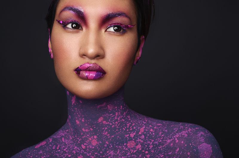 梦幻紫罗兰化妆美女模特