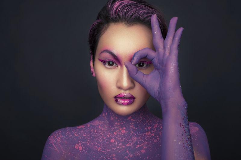 梦幻紫罗兰化妆美丽女模特