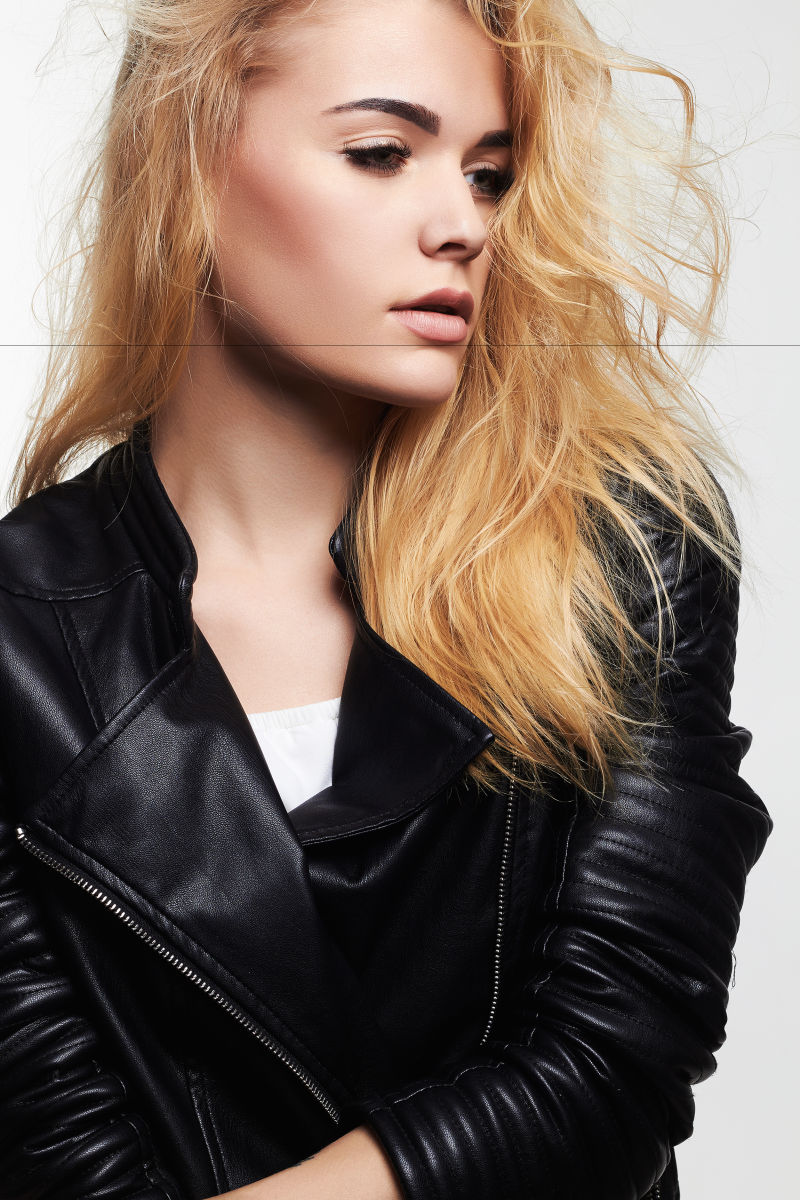 性感的金发风衣美女