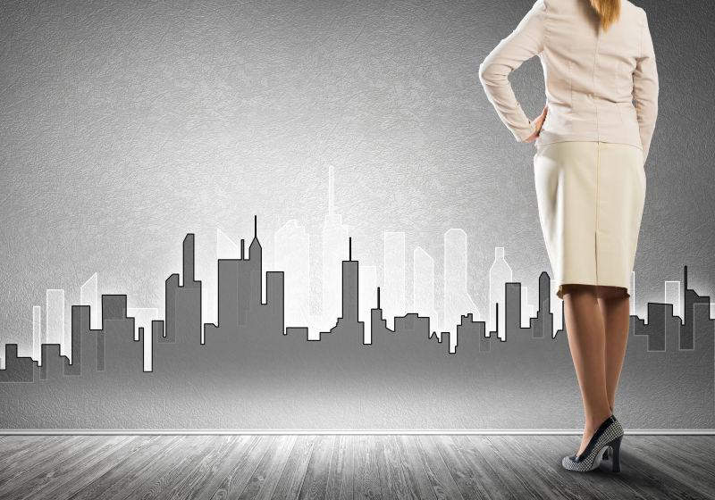 穿着米白色职业装的女人站在城市图前