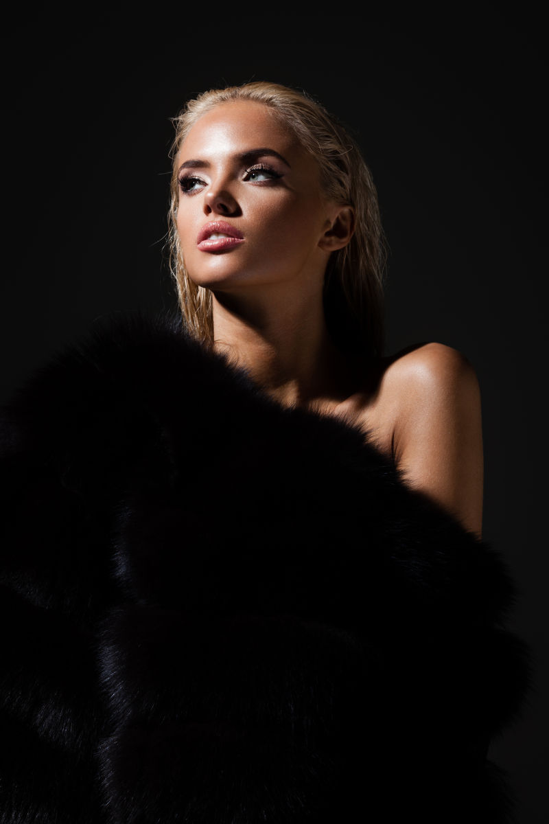 穿着皮毛的美女