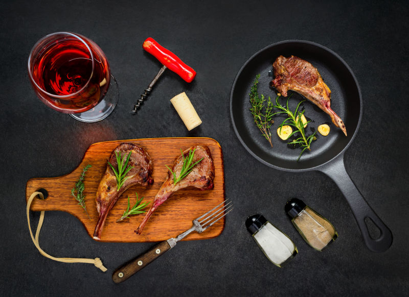 烹饪好的牛排与酒