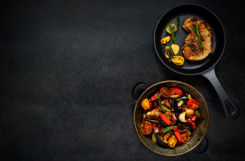 平锅中的牛排配迷迭香