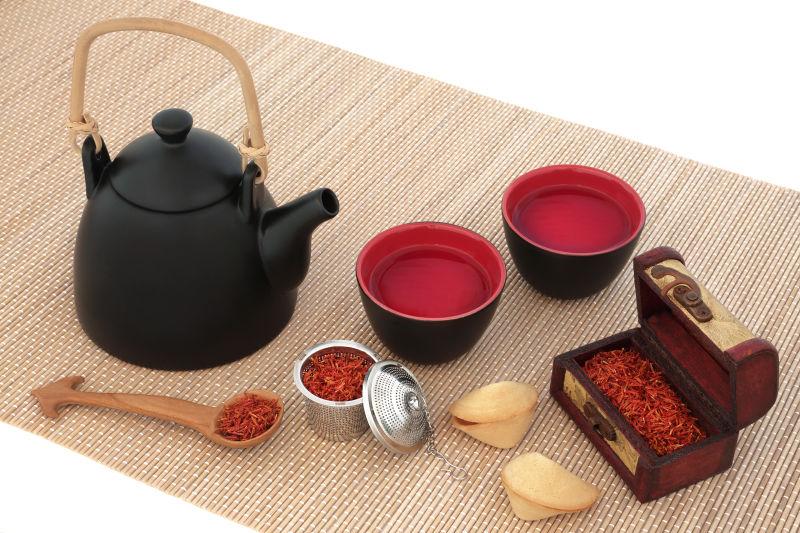 放在竹席上的凉茶和饼干