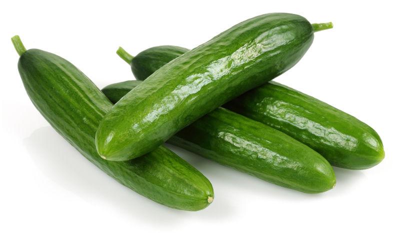 白色背景上的一些新鲜干净的黄瓜