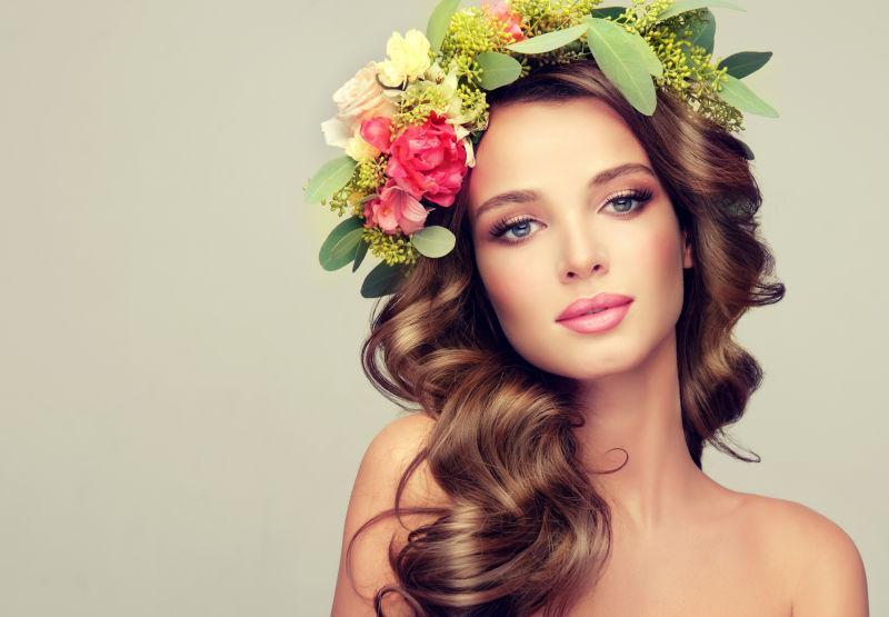 头上有长长的黑色卷发花环的美丽的女人