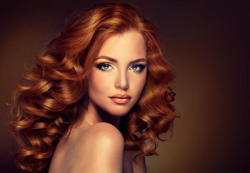 长波浪红色卷发发型的美丽女孩