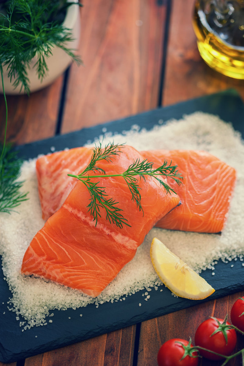 摆放在盐上的三文鱼