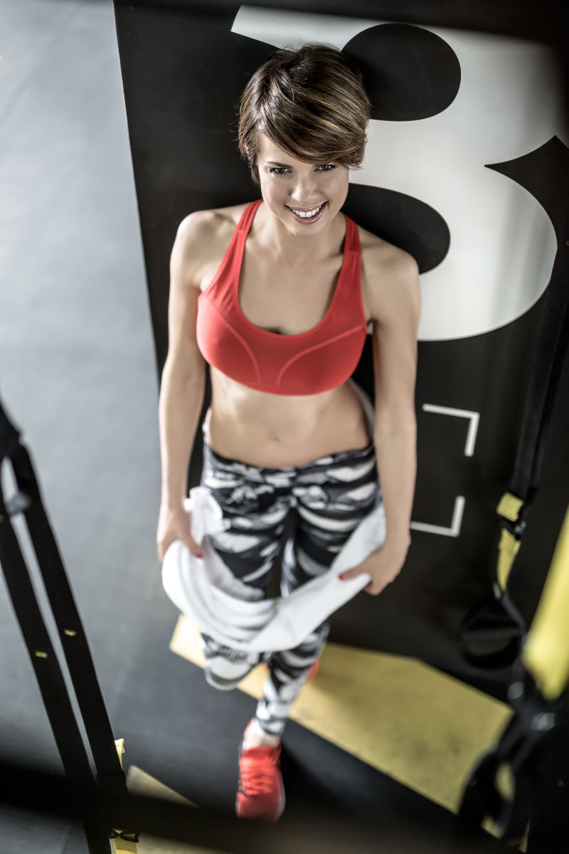 拿着一条毛巾微笑的短发女人