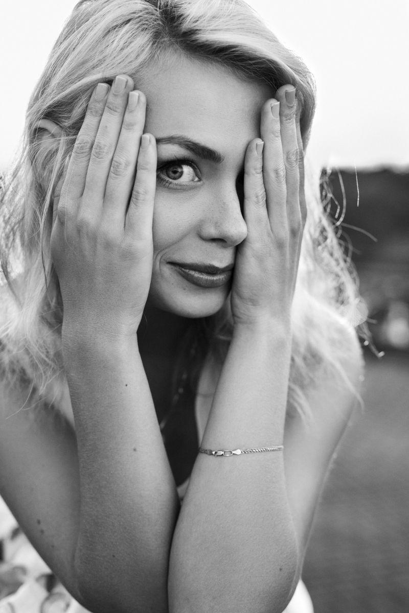 夏天美丽的金发女郎