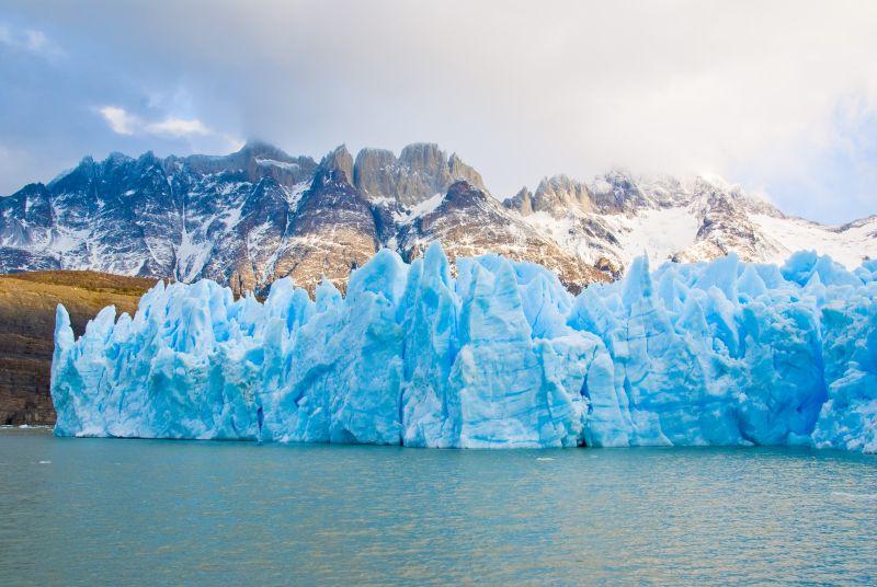 在海边的白色的冰山