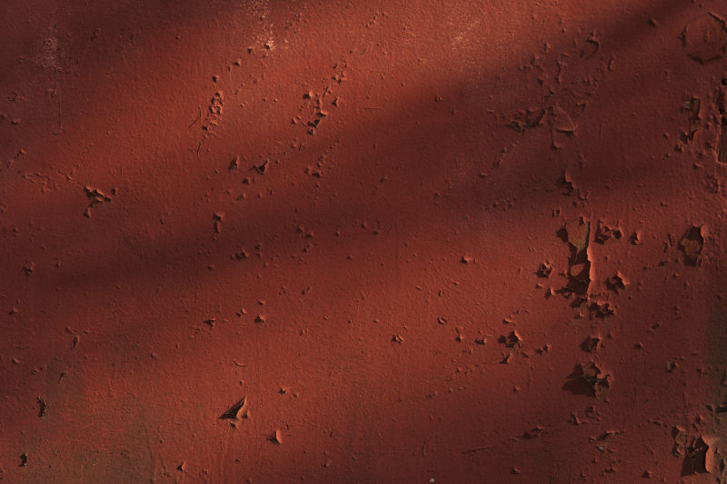 旧金属纹理背景上脱落的红色油漆