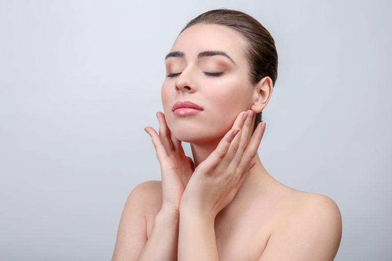 双手护在面颊的年轻女子