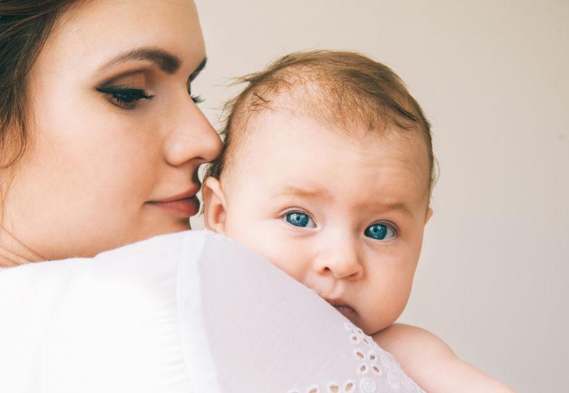 可爱宝宝被妈妈抱着