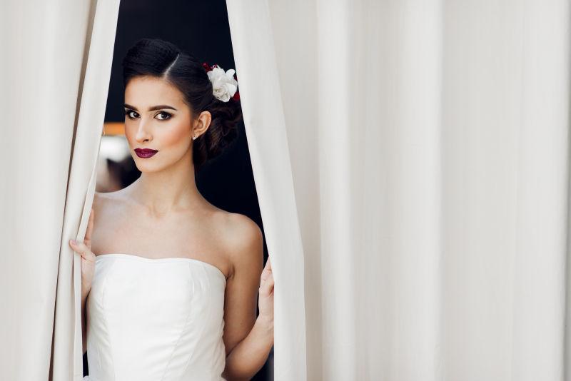 窗帘后的美女新娘