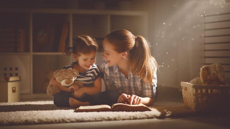 幸福的家庭看书的母亲和女儿