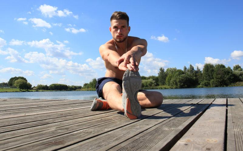 海边健身的男人