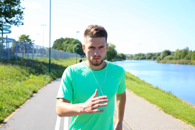 肌肉发达的年轻男子短跑速度非常快