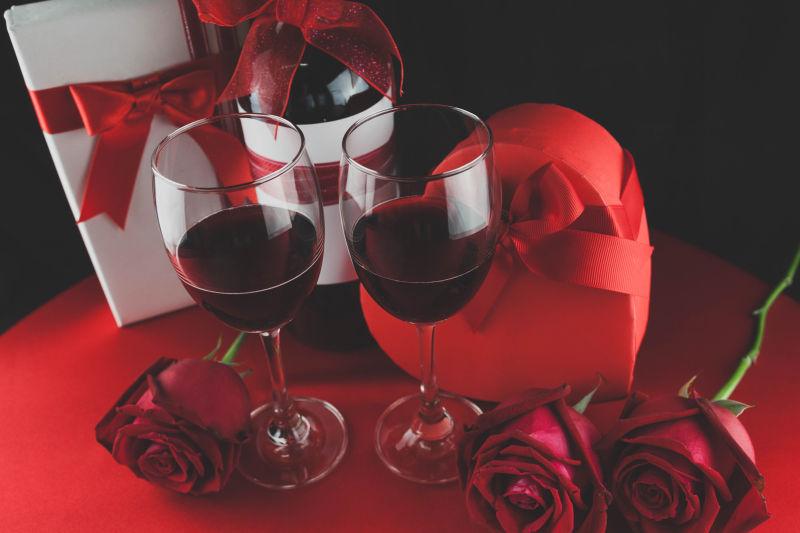情人节红酒和玫瑰礼品盒概念