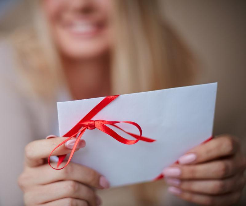 年轻女性手拿情书开心的笑