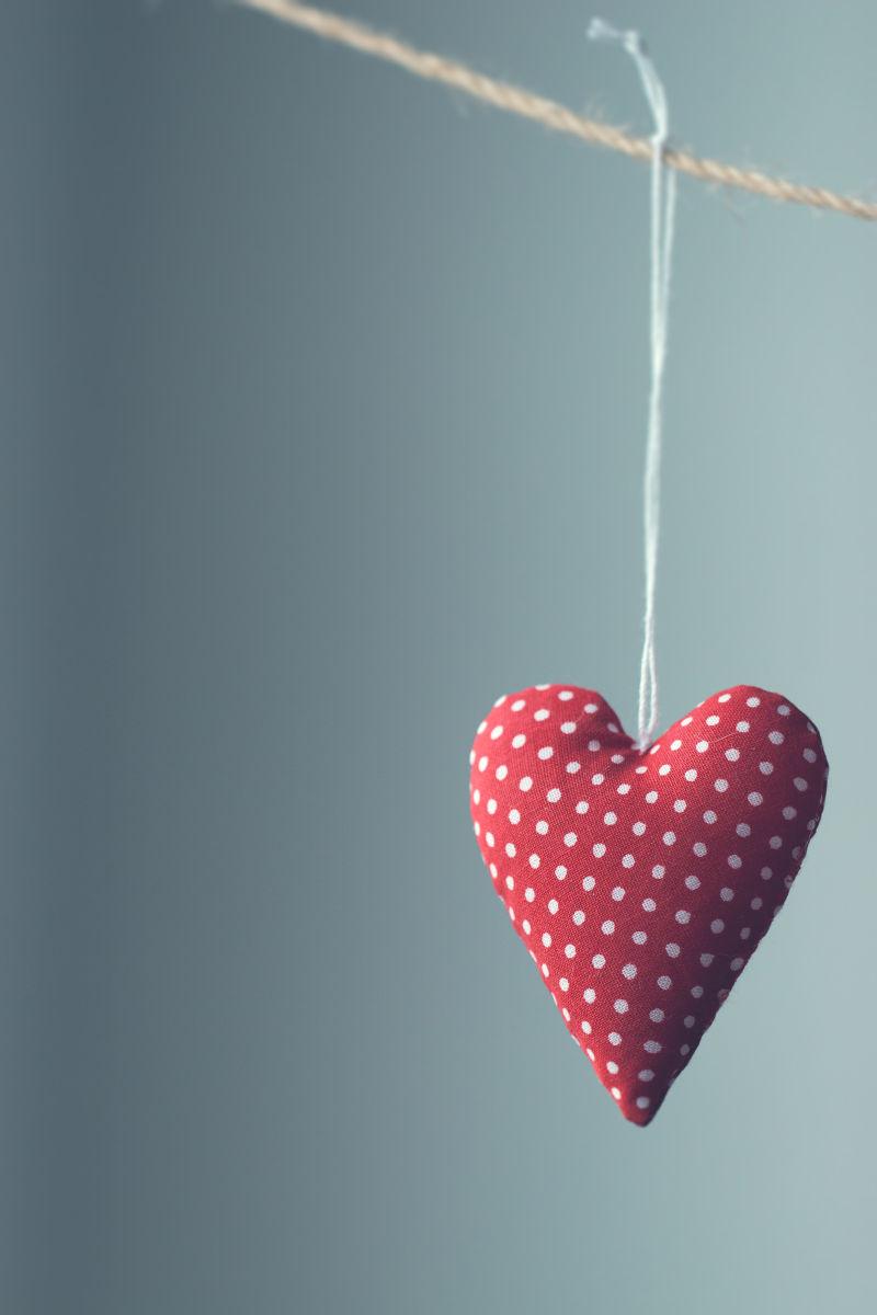 美丽的红心挂在绳索上