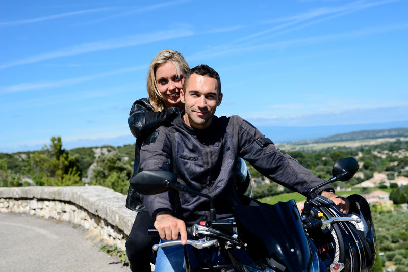 年轻骑自行车的夫妇