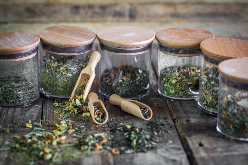 玻璃杯中的茶叶