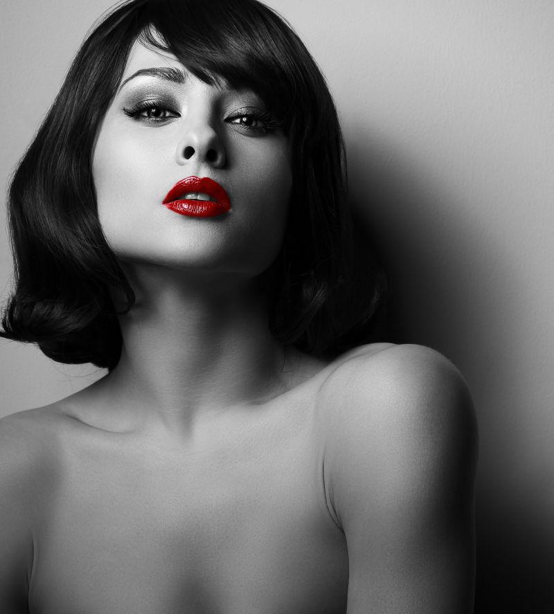 短发性感美女的娇艳的红唇