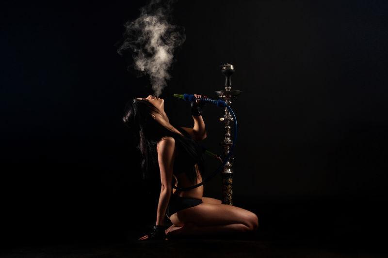 性感比基金女孩吸水烟