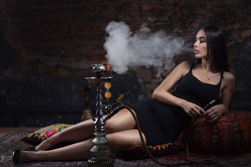 美丽性感美女吸水烟