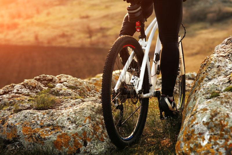 骑手参加式山地自行车赛